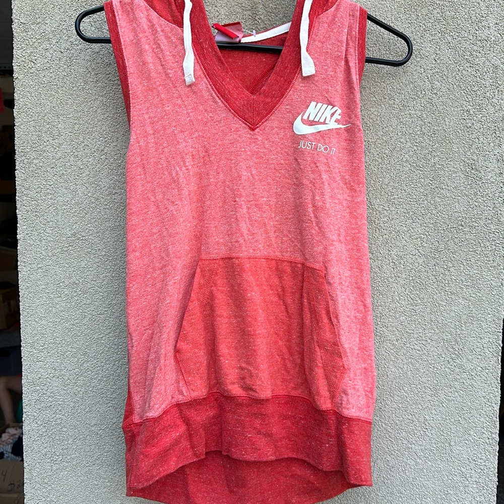 Nike women’s sleeveless top with hood and front pocket